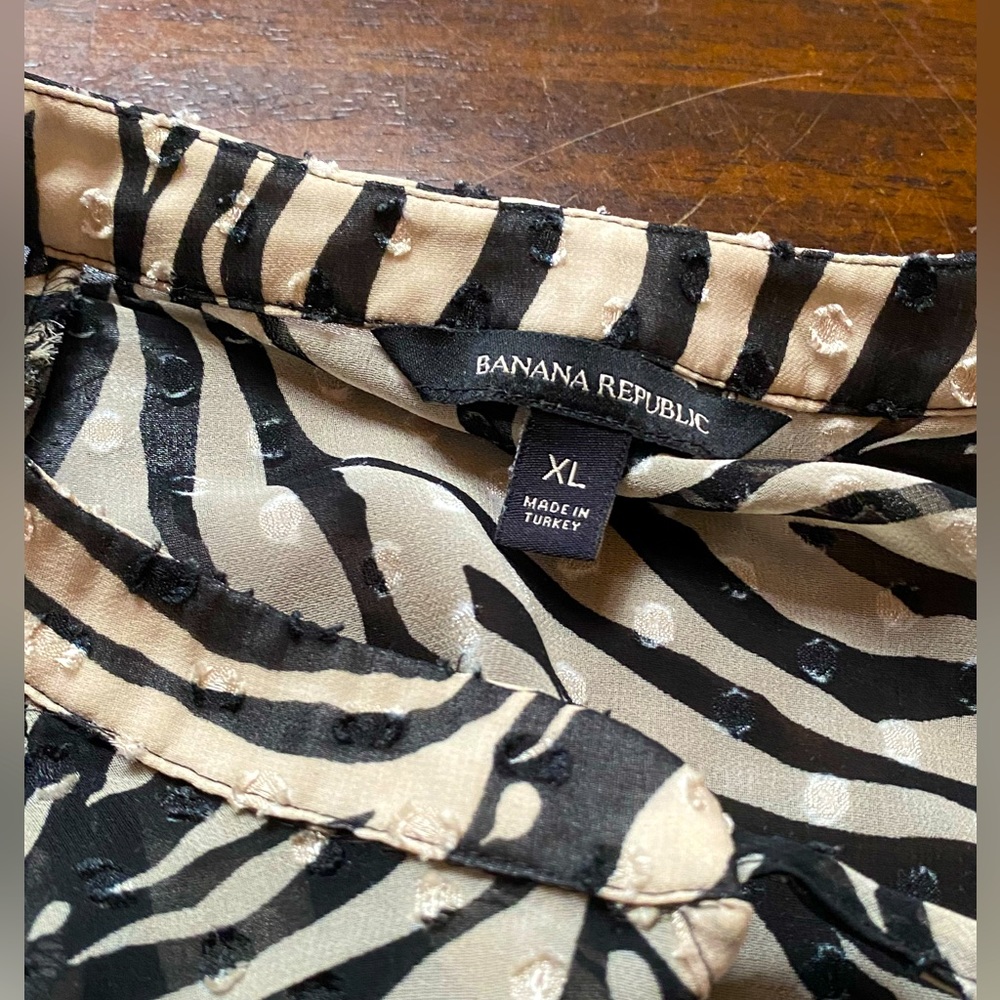 Banana Republic patterned blouse, black and light tan Size XL